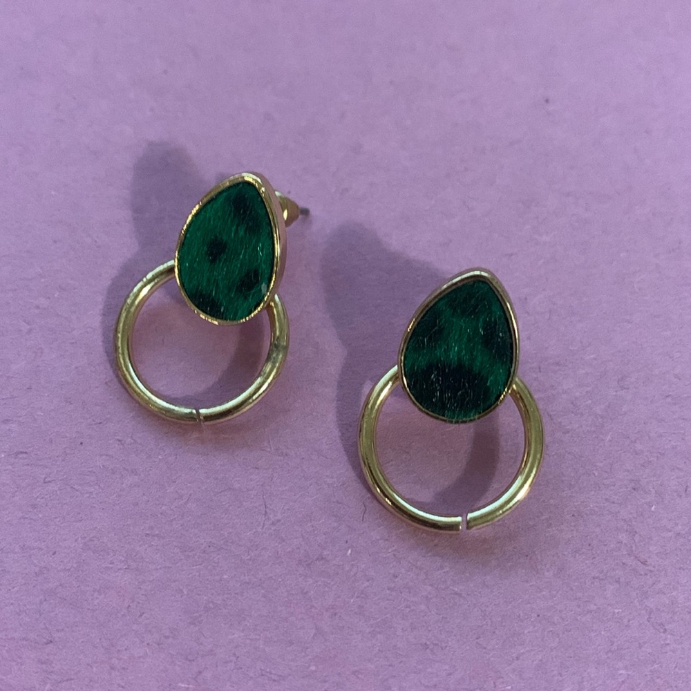 Beautiful green and goldtone earrings